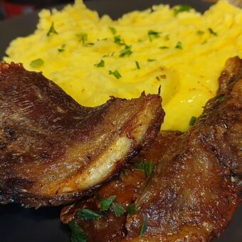 Sült oldalas burgonya pürével